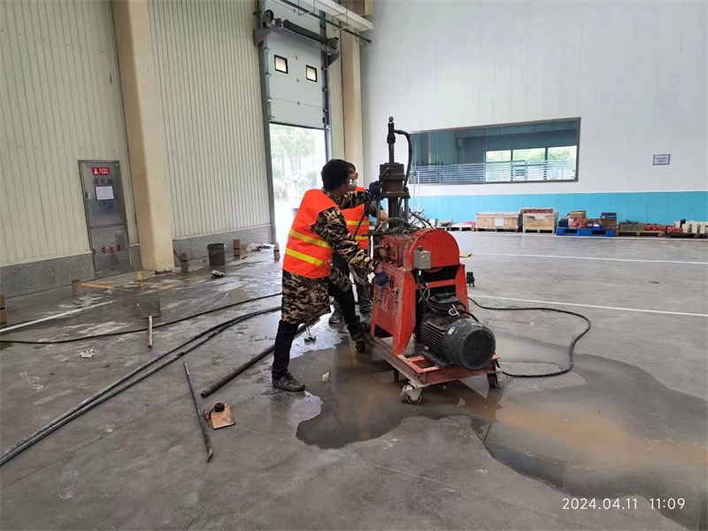 港口镇厂房地面下沉塌陷注浆加固施工